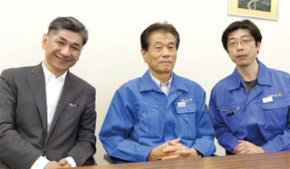 左から中山誠社長、中山有専務、増井哲也工場長