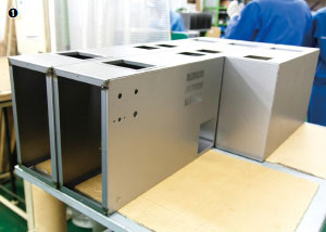 溶接が完了した筐体